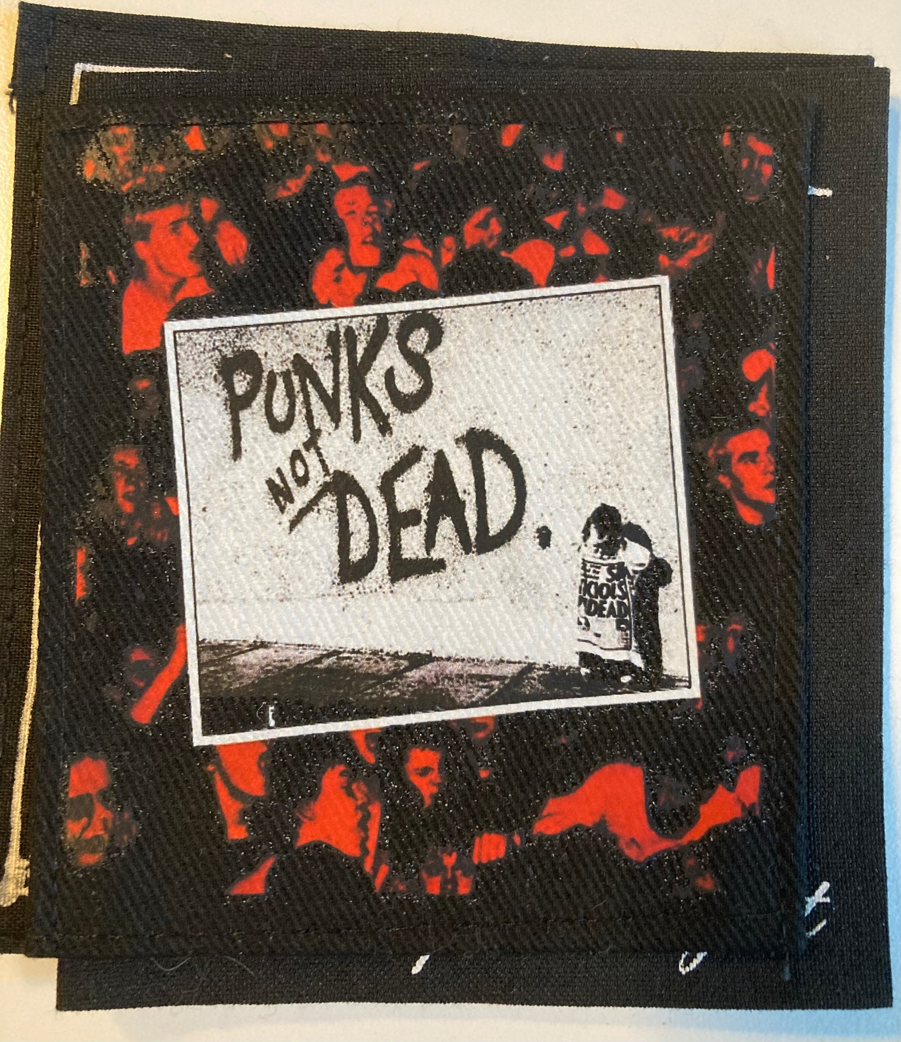 Exploited - Punks not dead