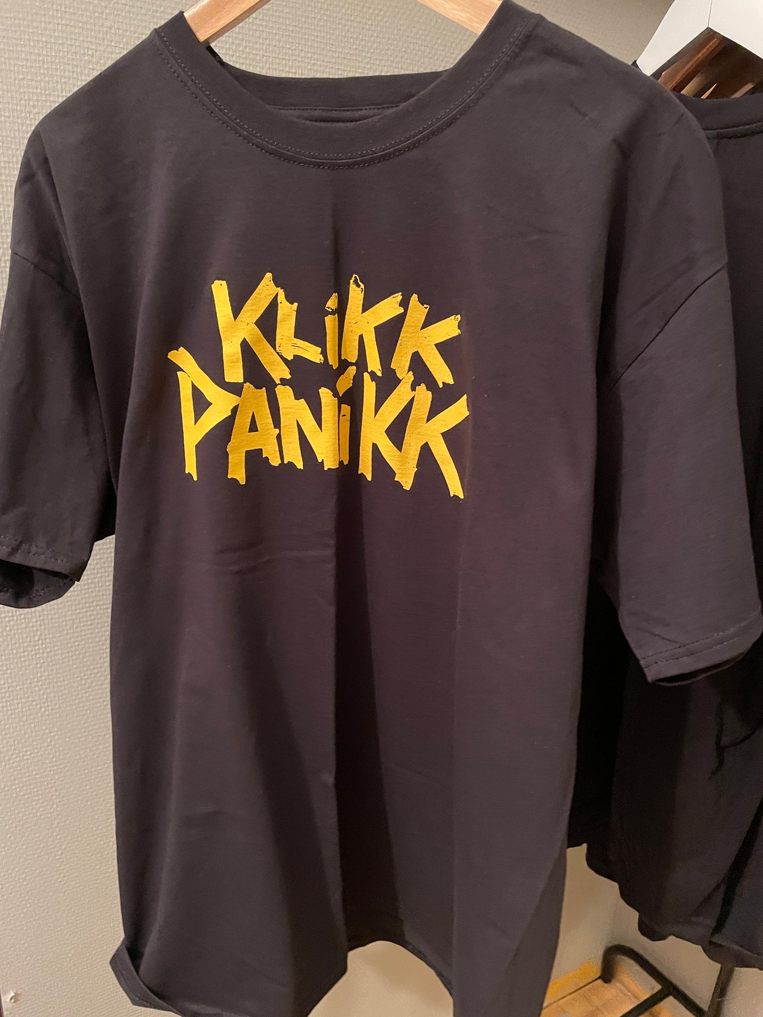 Klikk Panikk (sort m/gul logo t-skjorte)